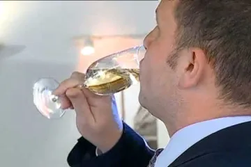 Ministar prometa čašicom šampanjca proslavio rast BDP-a