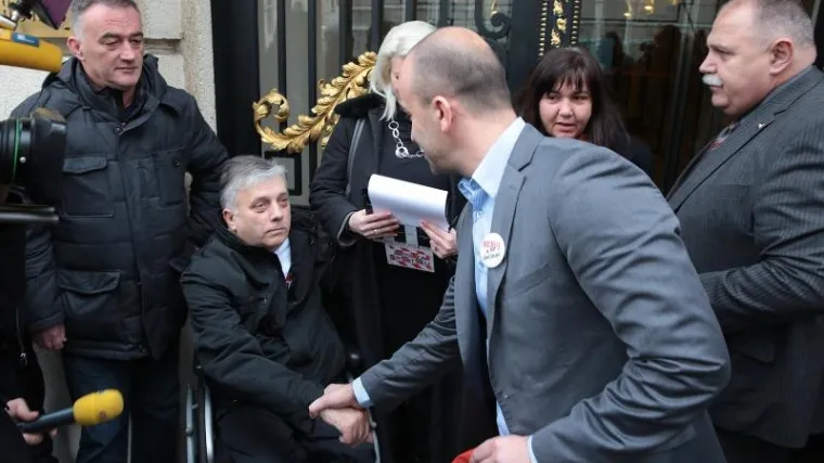 Branitelji skupljali potpise zastupnika, 'Živi zid' prosvjedovao