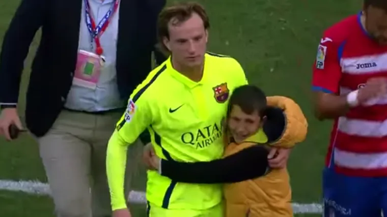 Mladi navijač u suzama grlio Rakitića, a nije dobio ni dres