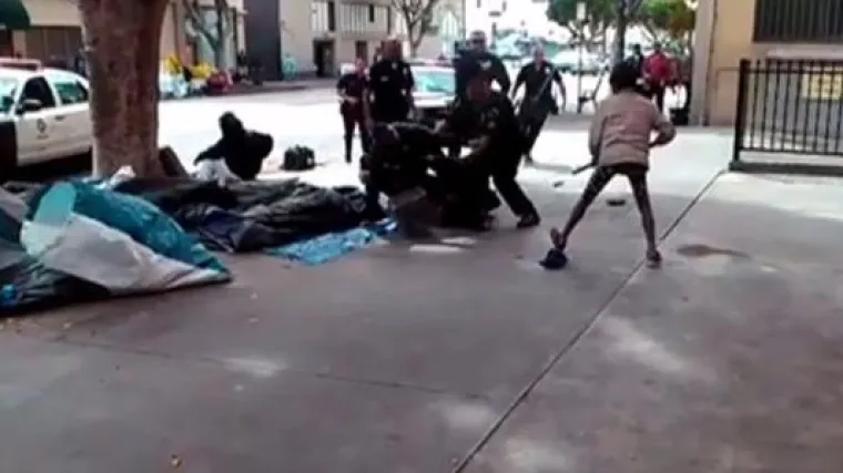 Policajci izre&scaron;etali beskućnika, snimka ubojstva viralna!