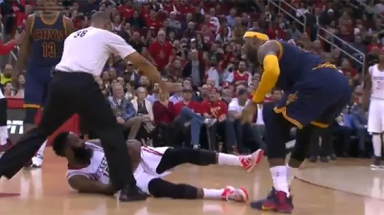 Harden udario LeBrona u međunožje u žaru borbe za loptu