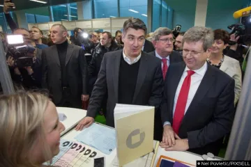 Premijer ručao u menzi pa poručio: 'Nezaposlenost je elementarna nepogoda'
