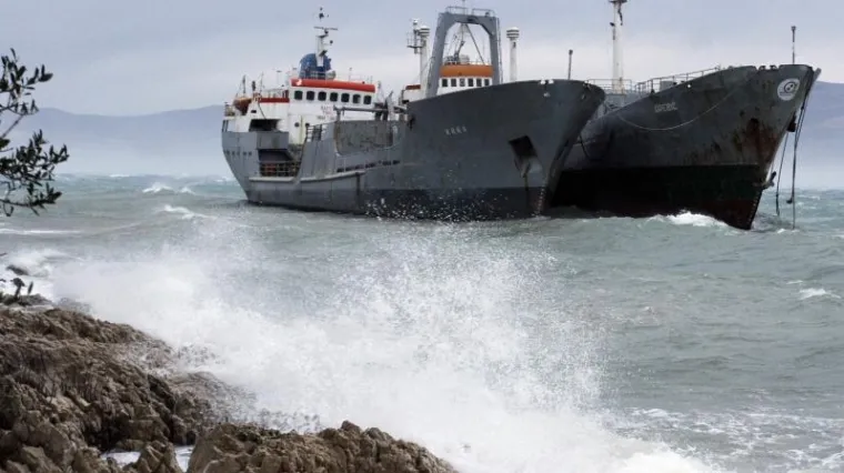 Zbog orkanske bure u Splitu se nasukala tri teretna broda
