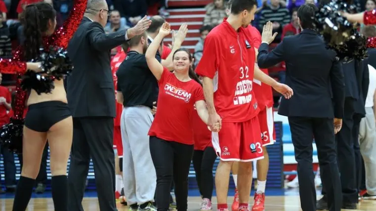 Zagrljaj od 2,4 metra za mlade iz Udruge down 21