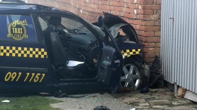 Taksi se zabio u kuću, jedna osoba poginula, tri te&scaron;ko ozlijeđene