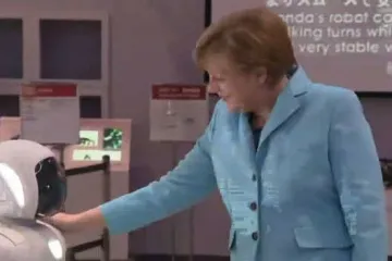 Kancelarka Merkel popričala s robotom i potapšala ga po ramenu