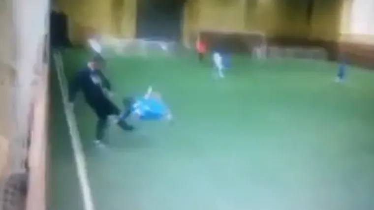 Nogometni trener usred utakmice brutalno udario dječaka!