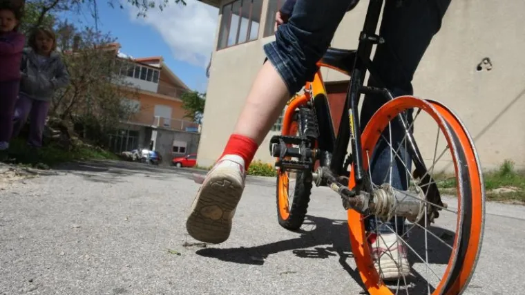 Klinci mogu voziti bicikl samo uz potvrdu koju im nitko ne može izdati!?