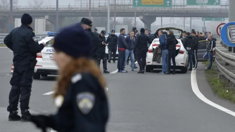 Htjeli prekinuti derbi: na autocesti uhićeni BBB-i s vozilom punim pirotehnike!