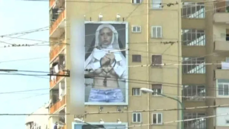 Papa nasuprot gole opatice