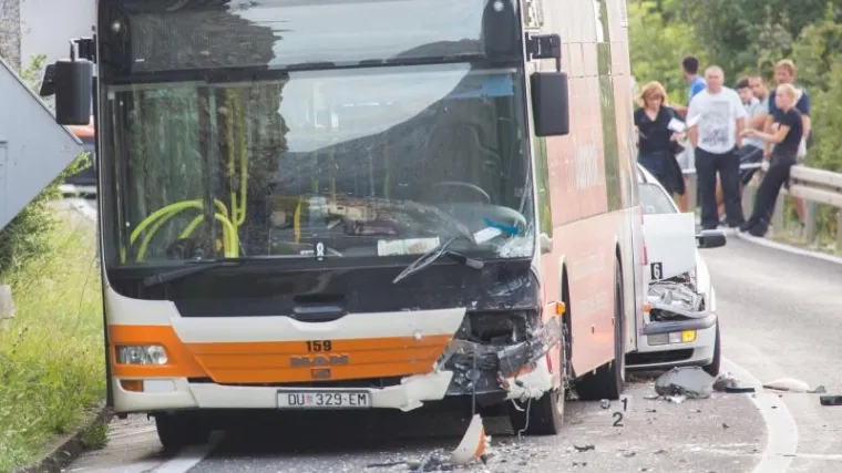 U lančanom sudaru triju vozila u Italiji sudjelovao i autobus iz Pule