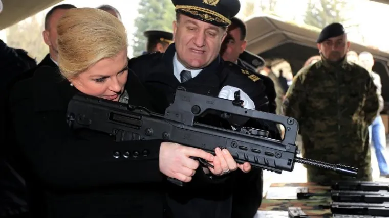 Predsjednica nakon prisege ročnika 'prekontrolirala' vojnu opremu