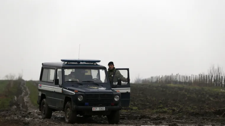 Beba iz helikoptera se razboljela zbog nemarne maloljetne majke?