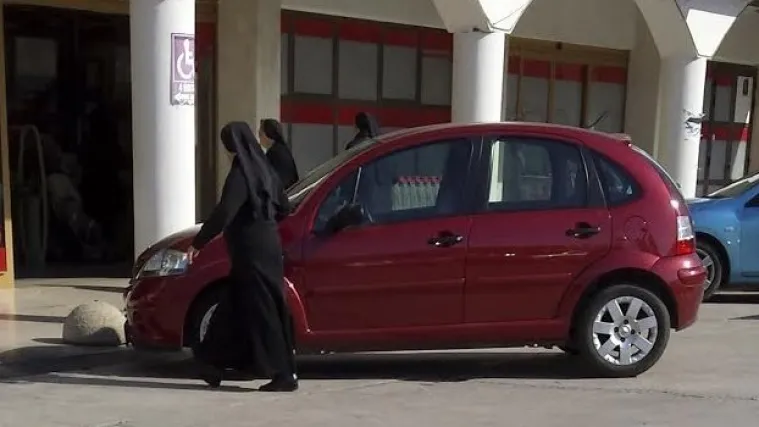 Časne sestre u Dubrovniku parkiraju na mjestima za invalide