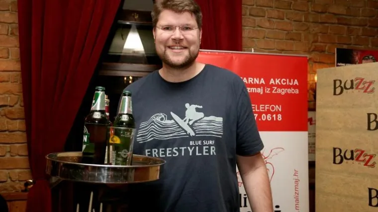 Peđa Grbin konobario u jednom zagrebačkom kafiću