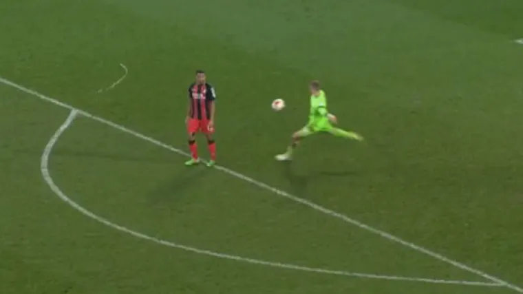 Golman napucao protivnika u leđa, a potom primio gol kojeg je sudac poni&scaron;tio