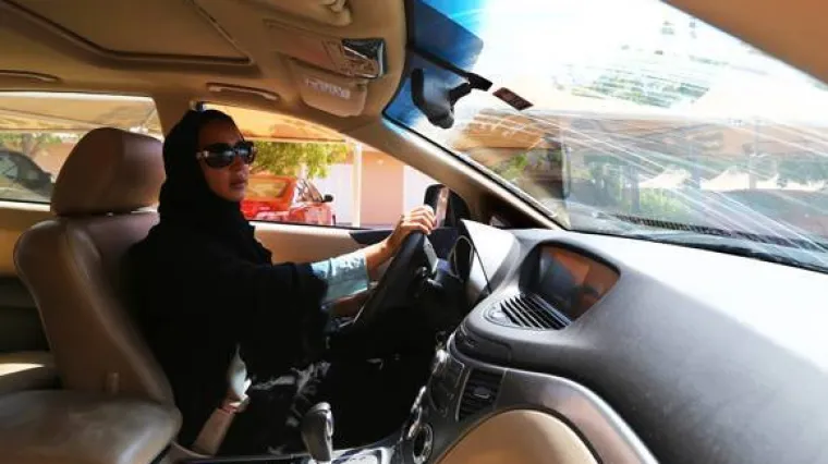 Slikala se kako vozi automobil pa osuđena na 70 udaraca bičem!