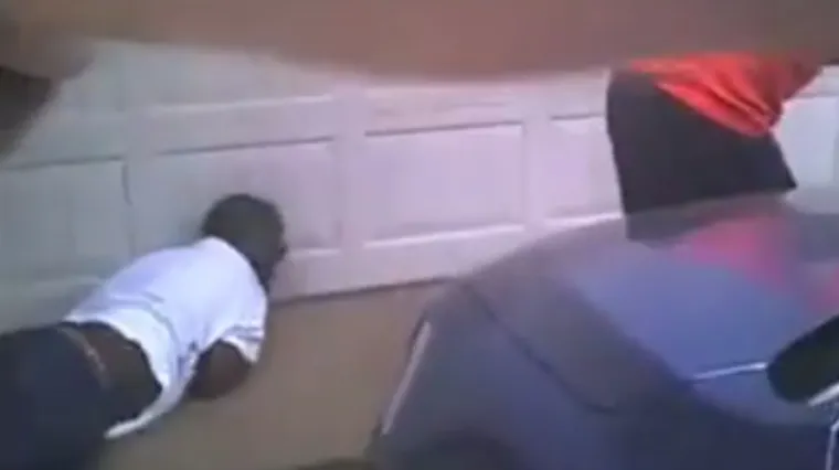 Policajci pred majčinim očima ubili mentalno bolesnog sina