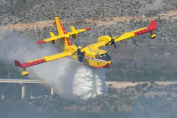 Buknuo veliki požar kod Šibenika, kanader obranio kuće