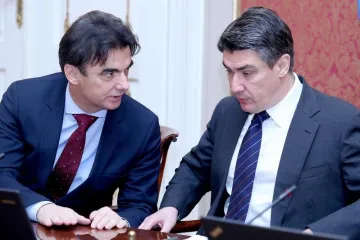 Javni službenici i ove godine ostaju bez božićnice i regresa