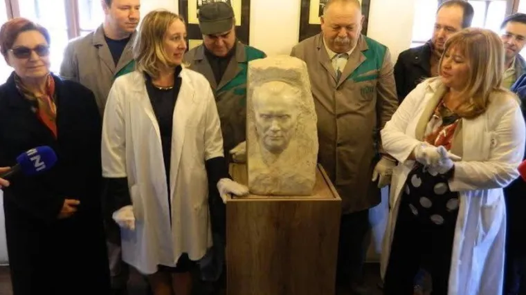 Tito se na imendan vratio kući: bista preseljena u Kumrovec