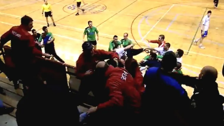 Neviđeni neredi na rukometnoj utakmici: navijači tukli gostujuće igrače