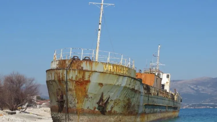 Teretni brod dužine 80 metara se nasukao na otočić Murvica