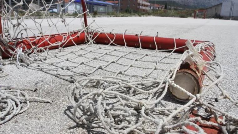 Nezgoda u Sesvetama: gol pao na dječaka i slomio mu nogu!