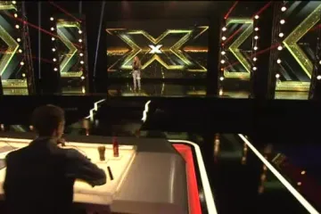 Poslušajte natjecateljicu koju je voditelj donio na binu!