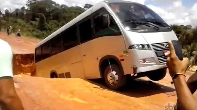 Zemlja se doslovno otvorila i progutala autobus: putnici jedva spasili živu glavu!