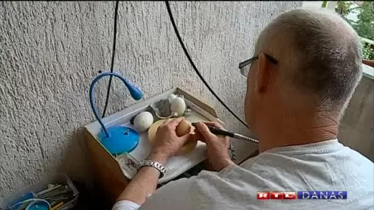 Neobična 'čipkasta' jaja ukra&scaron;ava bu&scaron;enjem