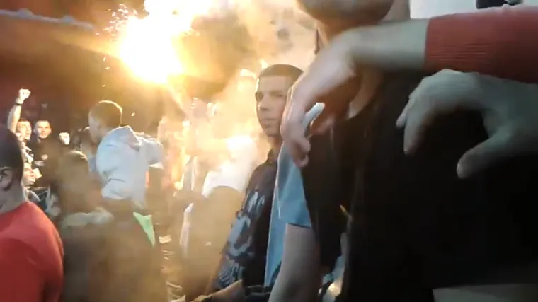 Video koji sve otkriva: snimljen huligan koji je bakljom pogodio Akinfejeva