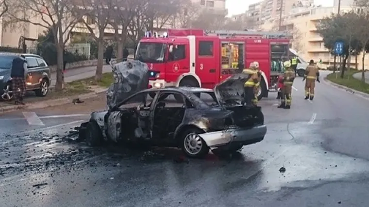 Potpuno izgorio Audi: četiri mladića na vrijeme iza&scaron;la van i spasila se