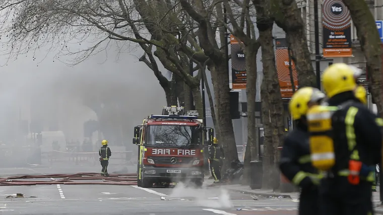 Drama u Londonu: gusti dim počeo sukljati iz pločnika, evakuirano 2.000 ljudi