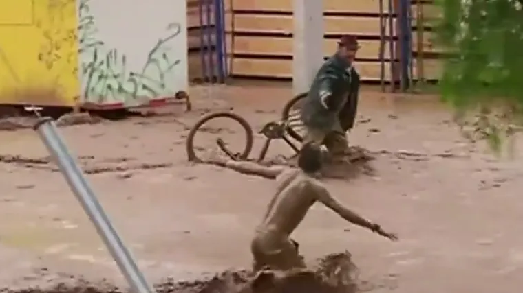Vodena bujica nosi sve pred sobom, broj mrtvih neprestano raste!