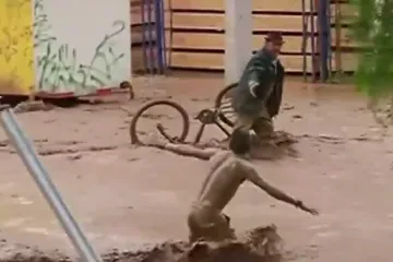 Vodena bujica nosi sve pred sobom, broj mrtvih neprestano raste!