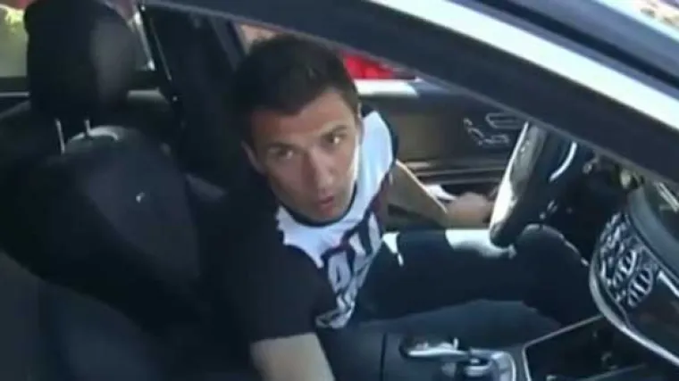 Fotografi nasrnuli na Mandžukića: 'Hoće&scaron; možda ući u automobil?'