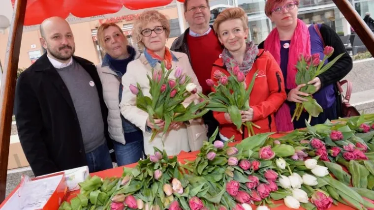 SDP-ovci na Trgu prodavali tulipane - najdraži cvijet Ane Rukavine