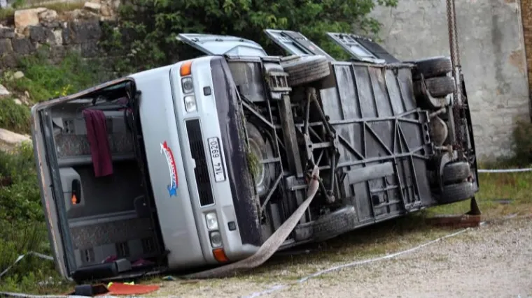 U sudaru kamiona i autobusa poginulo &scaron;est putnika, među njima dvoje djece
