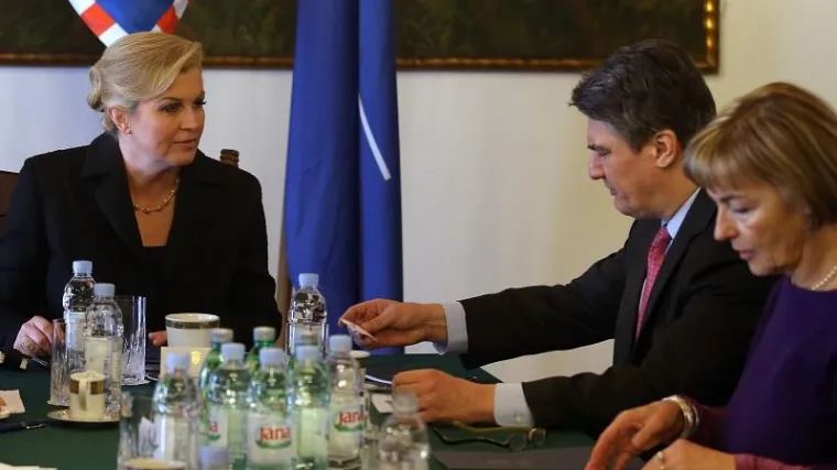 Treći službeni susret: premijer na sastanku kod predsjednice radio grimase