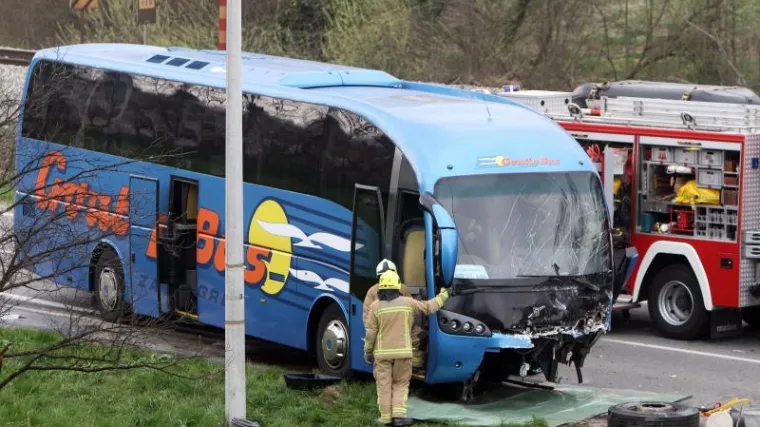 U sudaru s autobusom poginula 35-godi&scaron;nja vozačica, jo&scaron; dvoje ozlijeđenih
