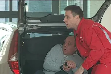 Klijentica Neostara pronašla svezanog muškarca u iznajmljenom automobilu