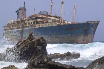 Tragedija zbog oluje: pri udaru broda u greben poginulo više od 20 osoba