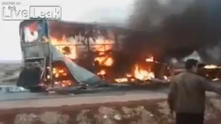 Autobus se pri sudaru s kamionom zapalio, najmanje 30 mrtvih!