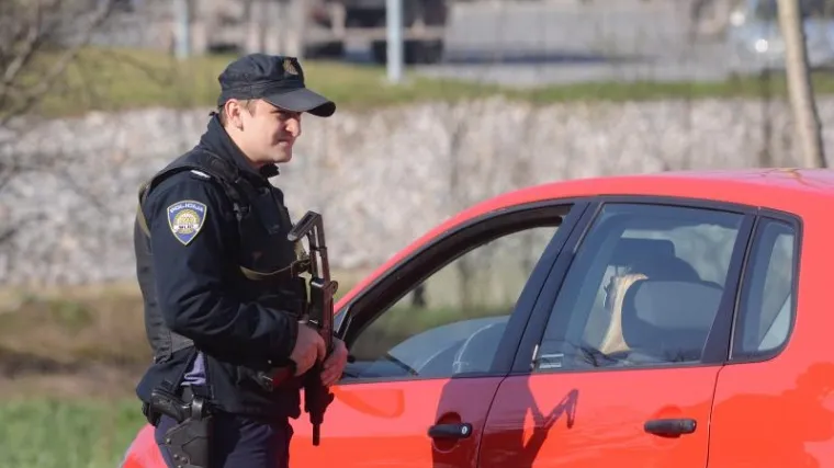 Duge cijevi u Sisku: traži se pljačkaš agencije za otkup zlata i mjenjačnice!