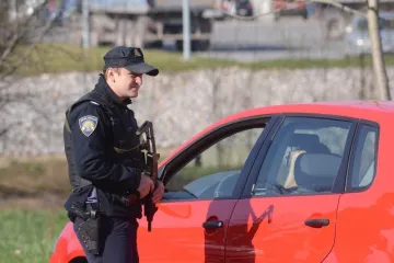 Duge cijevi u Sisku: traži se pljačkaš agencije za otkup zlata i mjenjačnice!