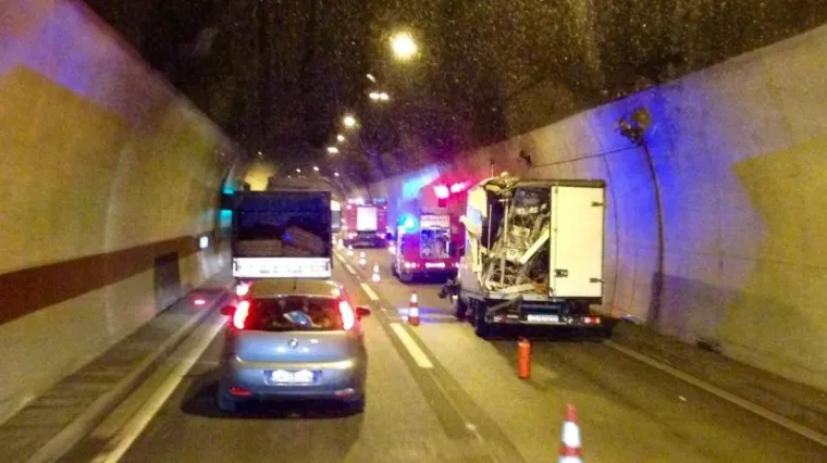 Zbog sudara u tunelu više od sat vremena bio prekinut promet prema Dalmaciji