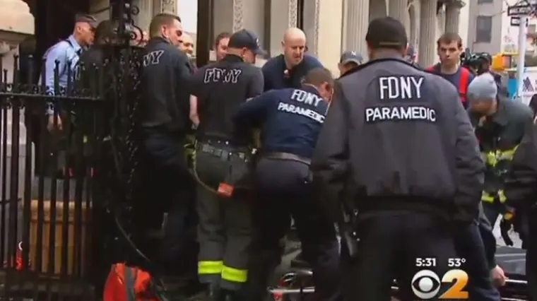 Deset vatrogasaca satima izvlačilo oboljelog tristokila&scaron;a iz stana