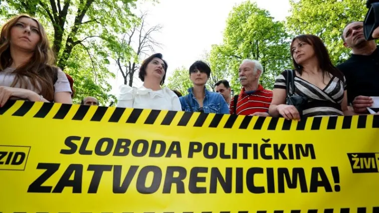 Živi zid ispred psihijatrijske bolnice Vrapče zahtijeva pu&scaron;tanje dvojice mladića