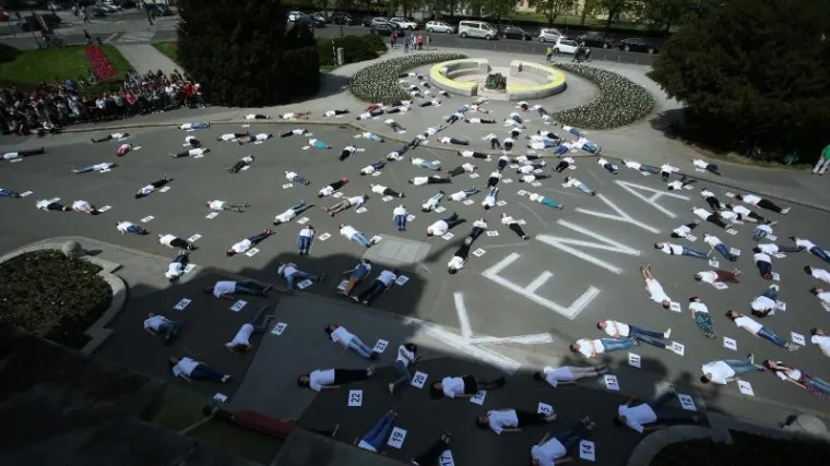 147 sekundi za Keniju: zagrebački studenti nepomično ležali ispred HNK-a!
